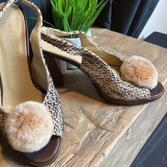 Via Condotti Italian Made Peep Toe Heels with brown fur accent - Picture 2 of 11